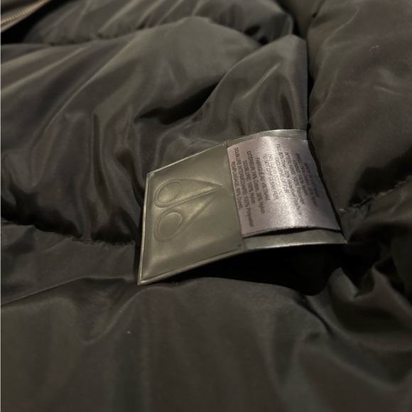 Great condition Moose Knuckles jacket, very , very warm.
• Size: LARGE - Picture 6 of 7